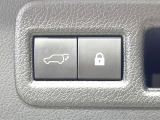 【パワーバックドア】スマートキーや運転席のボタンを押すだけでリアゲートが自動で開閉します!荷物を持っている時や、高い位置にあるバックドアを閉める際に便利な機能です♪