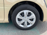 185/60R15インチタイヤ&フルホイールカバー付きです。