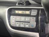 【オートエアコン】一度お好みの温度に設定すれば、車内の温度を検知し風量や温度を自動で調整。暑い&hellip;寒い&hellip;と何度もスイッチ操作をする必要はありません。快適な車内空間には必須の機能ですね♪