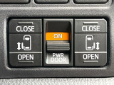 【両側スライドドア】駐車場で隣の車との間隔が狭く乗りにくい時、スライドドアなら安心!ドアオープン時も幅を取らず、開口部が広いので乗り降りがとっても簡単です。大きな荷物の出し入れも後席から可能♪