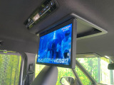【14型有機ELフリップダウン】三列目からでも迫力のエンタメが観れる大画面フリップダウン。有機ELのモニターでは、一般的なフリップダウンよりも高コントラストでキレイな映像を楽しめます。