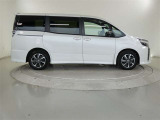 両側パワースライドドア付きだから、狭い駐車スペースなどでの 乗り降りラクラク!小さなお子さまのいるご家庭には嬉しい装備。