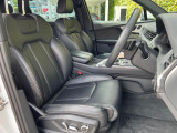 人間工学に基づいて設計されたシートは車のもっているドライビングフィールを存分にドライバーに伝えてくれるクオリティの高い仕上がりとなっています。