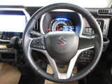 運転が楽しくなる明るく開放的な運転席まわりです。