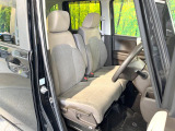 運転席シート廻りは使用感も少なく、良好な状態となっています。前オーナー様が丁寧に使っていたことがよくわかりますね。