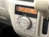 【オートエアコン】一度お好みの温度に設定すれば、車内の温度を検知し風量や温度を自動で調整。暑い&hellip;寒い&hellip;と何度もスイッチ操作をする必要はありません。快適な車内空間には必須の機能ですね♪