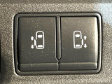 【両側パワースライドドア】スマートキーや運転席のスイッチで後席両側スライドドアの開閉が可能♪電動だから力を入れてドアを開ける必要が無く、小さなお子様でも簡単に開け閉めでき快適です♪