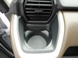 カップホルダーは運転席や助手席からちょうど手の届く位置です!!
