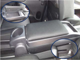 スマートマルチセンターシートは1列目まで移動する事が出来、収納部やカップホルダーを装備しております。