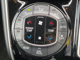 【オートエアコン】一度お好みの温度に設定すれば、車内の温度を検知し風量や温度を自動で調整。暑い&hellip;寒い&hellip;と何度もスイッチ操作をする必要はありません。快適な車内空間には必須の機能ですね♪