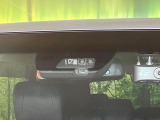 【三菱e-Assist】走行中に前方の車両等を認識し、衝突しそうな時は警報とブレーキで衝突回避と被害軽減をアシスト。より安全にドライブをお楽しみいただけます。
