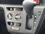 【オートエアコン】一度お好みの温度に設定すれば、車内の温度を検知し風量や温度を自動で調整。暑い&hellip;寒い&hellip;と何度もスイッチ操作をする必要はありません。快適な車内空間には必須の機能ですね♪