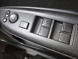 各席のパワーウインドウを手元で操作可能。使い勝手の良い設計です。