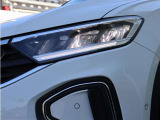 LEDヘッドライト装着車。先進的なフロントフェイスを演出します。