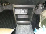 寒い時期には嬉しい装備のシートヒーターです。スイッチONですぐ温まります。冬の車内って寒いですが、シートヒーター使用時の心地よさは助かります。