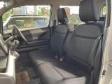 フロントシートはベンチシートです。インパネシフトで足元は広々。運転席と助手席はウォークスルーできます。