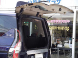 デュアルバックドア装備なので狭いスペースでの荷物の出し入れも可能です。