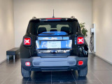 後方から見ると特徴のあるテールランプシンプルにjeepエンブレムが付いてきます。