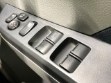 【電動格納ミラー】サイドミラーは電動格納式となっており、狭い駐車場でもキズがつくリスクを抑えられます。