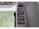 全ての窓が運転席から操作できます。今やほぼ当たり前ですが、無いと不便なアイテムですよね。ウインドウロックも備えています。