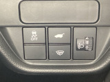 ハンドルの右側にHondaセンシング用のVSA解除スイッチとパワーテールゲートスイッチなどがついています。パワーテールゲートスイッチは車内からでもテールゲートの開け閉めを電動でできます。