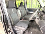 運転席まわりには十分なスペースがあり、大柄な方でもゆったり運転していただける環境です。