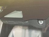【トヨタセーフティセンス】走行中に前方の車両等を認識し、衝突しそうな時は警報とブレーキで衝突回避と被害軽減をアシスト。より安全にドライブをお楽しみいただけます。