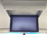 【後席モニター(フリップダウンモニター)】後部座席からも、DVDや映画・ライブ映像など様々な動画が楽しめドライブが退屈しません!※機種によって接続できる映像が異なります。