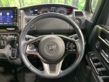 インテリアに合わせたデザインのステアリングは、運転される方のことも考え、運転しやすい形状、大きさです。是非一度、実際に触ってお確かめください。