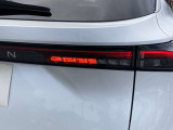 【リヤフォグランプ】濃い霧や吹雪などで視界が悪い時に、後続車に対して自分の車の位置を強くアピールし、追突事故を防ぐための赤い高輝度ランプです