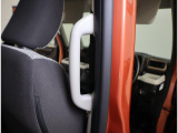 乗降用手すり付きで、お年寄りの方でも安心してご乗車いただけます。