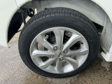 純正アルミホイールを装着しています。安全運転で楽しいドライブを。