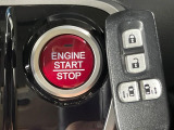 【Hondaスマートキー】カバンやポケットに入れたままでもドアの施錠・解錠が可能なスマートキーを装備。エンジンのオン・オフ時もカギを取り出す必要が無いからとっても便利です♪