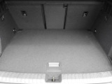 トランクの開口部は、ほとんど車体の全幅分が開く設計になっているので荷物の出し入れが非常にしやすくなっています。