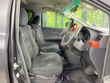 運転席まわりには十分なスペースがあり、大柄な方でもゆったり運転していただける環境です。