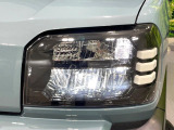 【LEDヘッドライト】悪天候や夜間走行時も良好な視界を確保し安心して運転できる高輝度LEDヘッドライトを装備!点灯速度が早く、消費電力も抑えられています。