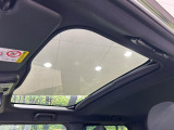 【ガラスルーフ】ガラスルーフ搭載で車内の解放感が一気にアップ!開放的なドライブをお楽しみいただけます。
