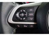 運転中に手を離さなくてもハンズフリー電話や音声認識、オーディオ操作やマルチインフォメーションディスプレイ内の表示切替えが出来るスイッチ付。走行中に視線を逸らさず出来る手元操作は安全運転につながります。