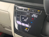 【オートエアコン】一度お好みの温度に設定すれば、車内の温度を検知し風量や温度を自動で調整。暑い&hellip;寒い&hellip;と何度もスイッチ操作をする必要はありません。快適な車内空間には必須の機能ですね♪