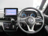 ルークスの運転席廻りになります。ひじ掛けや収納など便利な装備がついてます!
