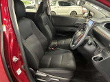 運転席の画像です。足元やシートまわりに余裕があり、リラックスした姿勢で運転が可能です。視界も良好で操作系へのアクセスもしやすく、快適で安心感のあるドライブをサポートします。