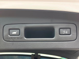 【パワーバックドア】スマートキーや運転席のボタンを押すだけでリアゲートが自動で開閉します!荷物を持っている時や、高い位置にあるバックドアを閉める際に便利な機能です♪