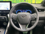 インテリアに合わせたデザインのステアリングは、運転される方のことも考え、運転しやすい形状、大きさです。是非一度、実際に触ってお確かめください。