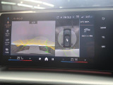 【アラウンドビューモニター】バックカメラに加え、360度のカメラで駐車も楽々。駐車が苦手な方でも安心してお乗りいただけます。