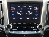 左右独立温度コントロールフルオートエアコンです。運転席、助手席それぞれで独立して温度設定ができます。冷え性の方が乗っても安心ですね♪