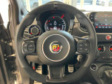 カーボンが施されたスポーティーなステアリング