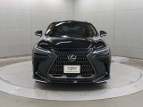 エクステリアは、一目でLEXUSとわかるスピンドルグリルを起点に、人が乗るキャビンの前後を大胆に絞り込んだ菱形のボディと力強く張り出したホイールフレアを融合させ、タイヤの存在を強調しています。