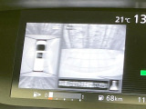 【アラウンドビューモニター】専用のカメラにより、上から見下ろしたような視点で360度クルマの周囲を確認することができます☆死角部分も確認しやすく、狭い場所での切り返しや駐車もスムーズに行えます。