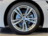 BMWの純正アロイホイールは軽量かつ強度にも優れているホイールで走行性能を引き上げる設計になっております。足元にもBMWは妥協がなくこだわっている個所になります。