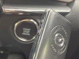 【アドバンストキー】カバンやポケットに入れたままでもドアの施錠・解錠が可能なスマートキーを装備。エンジンのオン・オフ時もカギを取り出す必要が無いからとっても便利です♪